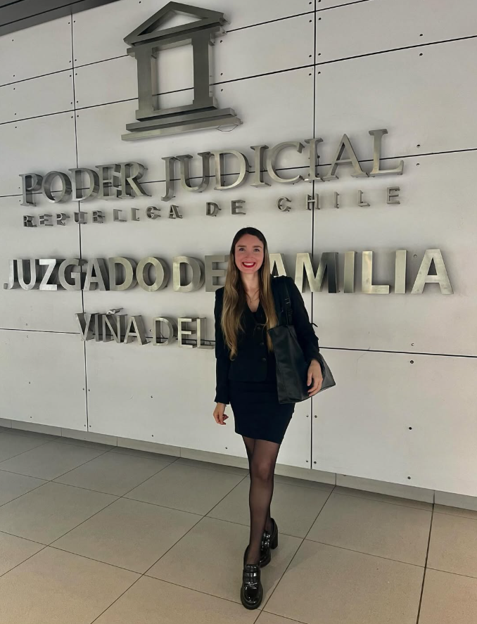 Abogada Pía Carmona en el Poder Judicial de Chile — Presencia activa en sala y litigación real